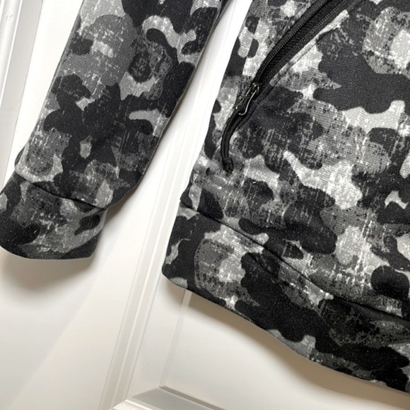 THE NORTH FACE | Women’s THE NORTH FACE Black & White Camo Zip Hoodie, Size S/P - Picture 4 of 9